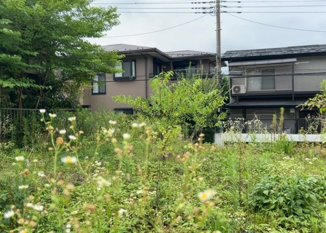 【外観】 | 家を建てる場合、方位は要チェックです。現実的に日当たりのよい家ならばリビングは南側、建築基準法でも北側に当たる家への配慮は求められています。土地を見学に行く際は、方位磁針を持って行くようにしましょう。