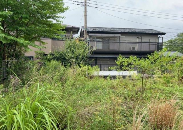 【外観】 | 土地を買う際、住む地域の自治体や福祉の補助制度にも注目してみましょう。子供や老人の医療補助やゴミ出しのルールなど、自治体によってルールに大きな違いがあるため、暮らしやすい土地で判断するとよいでしょう。