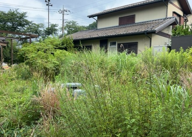 【外観】 | 土地の前の道路に消火栓が設置されていることがあります。この場合、道路交通法第45条第1項により、駐車禁止の場所が指定されています。そのため、車庫などの駐車スペースをつくることができない場合があります。
