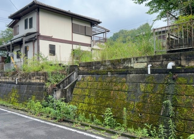 【外観】 | 現地に行くなら、物件の周囲の地形がどうなっているかを見ることも大切です。周辺より低くなっている土地では、大雨などで水が集まりやすいため、地盤が弱くなっているということも考えられるため、注意が必要です。