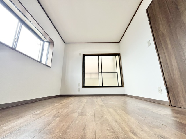 中野町戸建の洋室