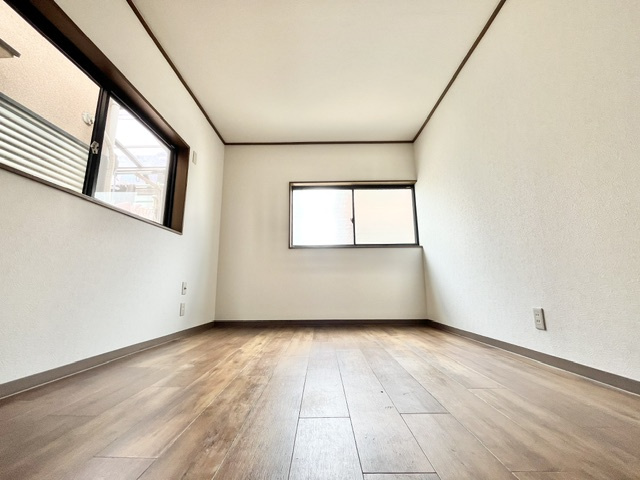 中野町戸建の洋室