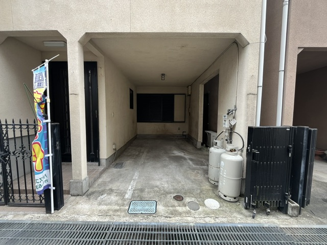中野町戸建の駐車場