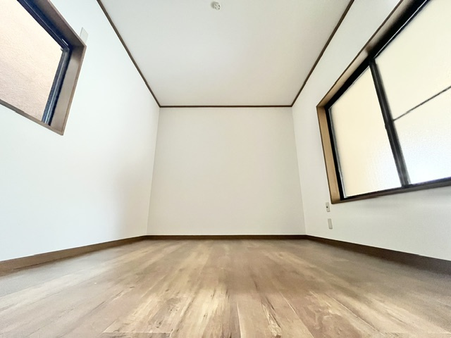 中野町戸建の洋室