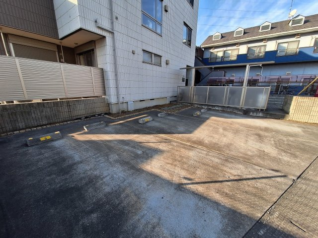 ハイネスの駐車場