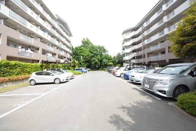 小金井市梶野町３丁目の賃貸マンションの駐車場