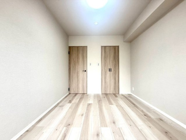 アイワマンション大船の洋室|落ち着いた色調でまとめられた洋室は、ゆったりとした時間を過ごせるプライベート空間として最適です。