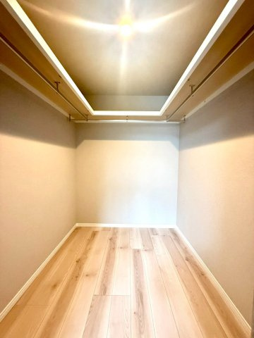 アイワマンション大船の収納|衣類やバッグ、季節用品までたっぷり収納できるウォークインクローゼット。