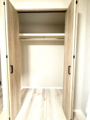 アイワマンション大船の収納|衣類や小物をすっきり収納できるクローゼットを備えています。