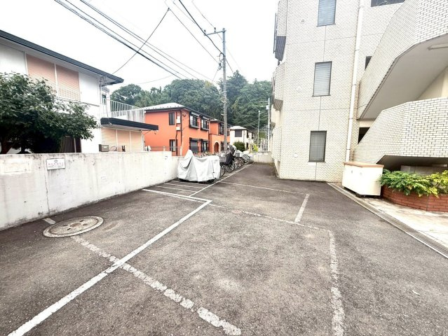 アイワマンション大船の駐車場|愛車を身近に管理できる便利な敷地内駐車場。