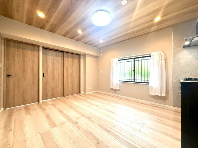 アイワマンション大船の居間・リビング|ゆとりある広さが魅力のリビングは、家族それぞれの時間を大切にしながらも、自然と集える温かな空間です。
