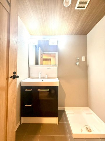 アイワマンション大船の独立洗面台|ゆとりある洗面スペースを確保し、朝の身支度もスムーズに行える使い勝手の良い空間です。