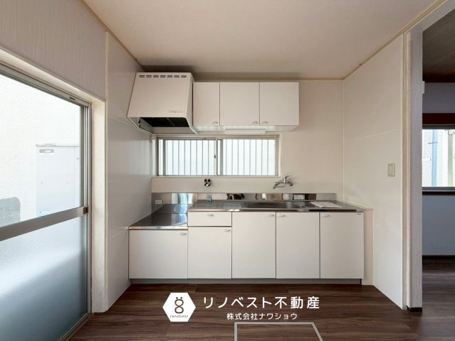 東大阪市北石切町のキッチン|キッチン前に窓があり、換気が十分にできます。
