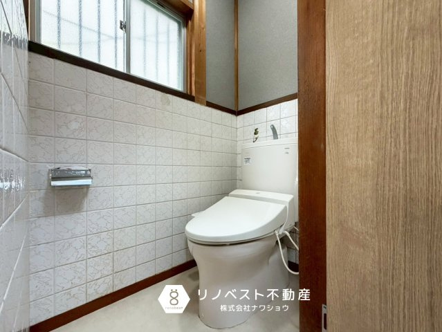 東大阪市北石切町のトイレ|窓が大きく明るいトイレ。
換気が十分にできて清潔を保てます◎