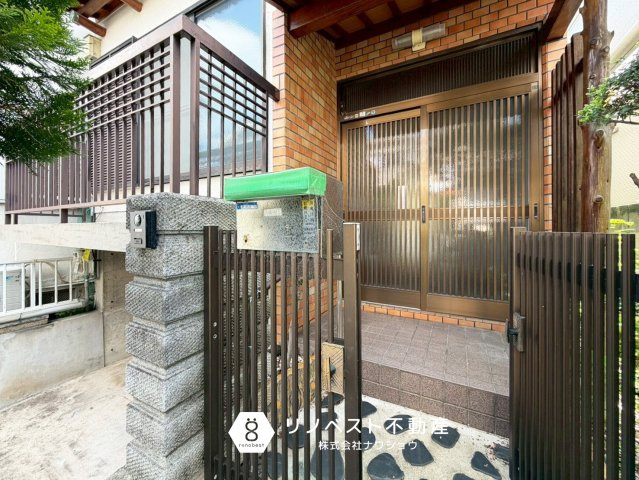 東大阪市北石切町の玄関|【リノベスト不動産】弊社は近鉄大阪線・奈良線『布施』駅から徒歩2分の場所にございます♪
