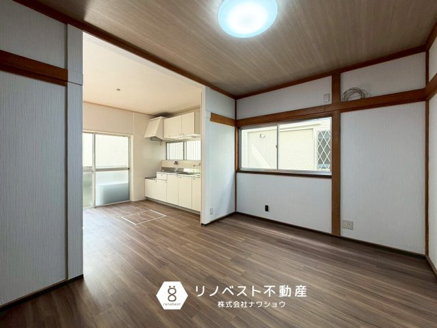 東大阪市北石切町の居間・リビング|ダイニングとリビング空間を分けて使用できるから、生活にメリハリをつけられます♪