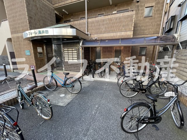 ラ・フォーレ高井田の駐車場|車をお持ちの方に嬉しい駐車場付きの物件です