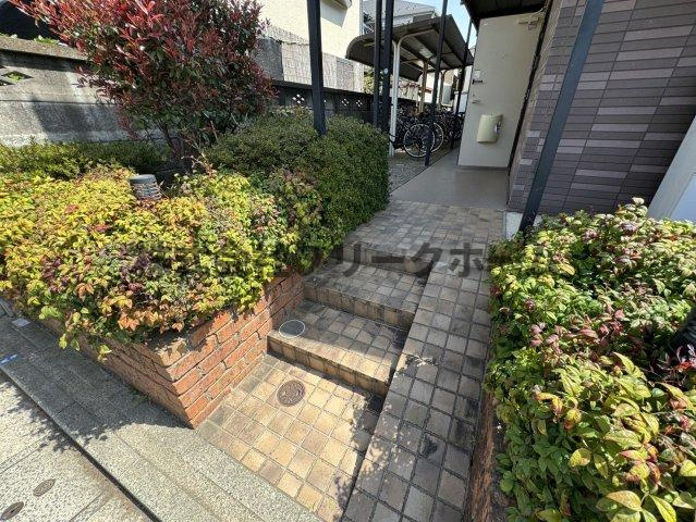 武蔵野市境南町３丁目のアパートのエントランス