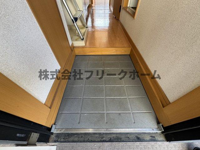 武蔵野市境南町３丁目のアパートの玄関