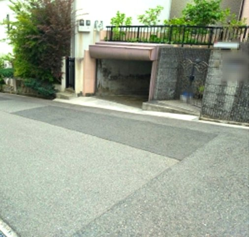西岡本6丁目の駐車場|前道は陽当たり・風通しが良い幅員約6.4ｍ　車の出し入れもしやすいです
