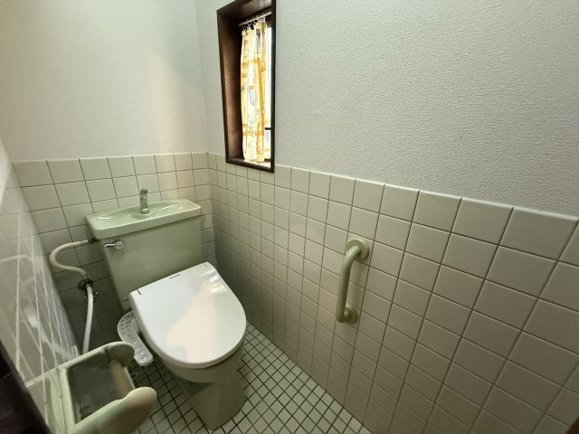 豊中市栗ヶ丘町戸建のトイレ|１階のトイレです！広いです！