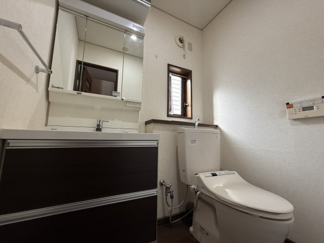 豊中市栗ヶ丘町戸建のトイレ|2階のトイレです！本格的な洗面化粧台ついてます！