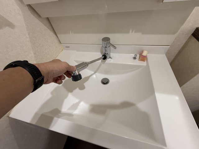 豊中市栗ヶ丘町戸建の独立洗面台|２階のトイレ横の洗面化粧台です！シャンプードレッサー付き洗面化粧台です！