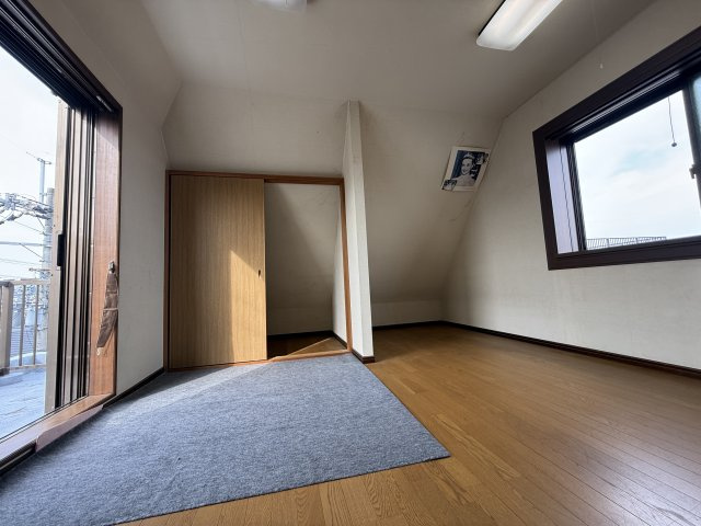 豊中市栗ヶ丘町戸建の洋室|３階東側の洋室です！北側バルコニー・南側窓からの眺望良好です！