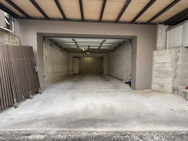 豊中市栗ヶ丘町戸建の駐車場|リモコンシャッター付車庫です！車庫前にはバイクとか置けるスペースあります！