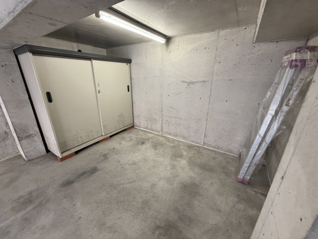 豊中市栗ヶ丘町戸建の駐車場|車庫の奥には物置スペースあります！