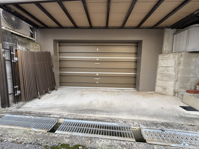 豊中市栗ヶ丘町戸建の駐車場|電動リモコンシャッター閉じた状態です！