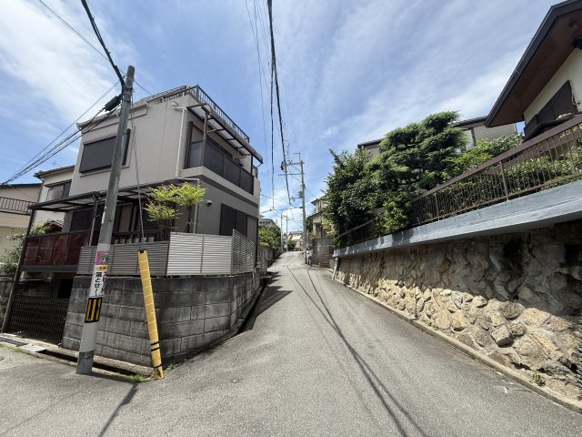 豊中市栗ヶ丘町戸建の前面道路含む現地写真|北側前面道路です！