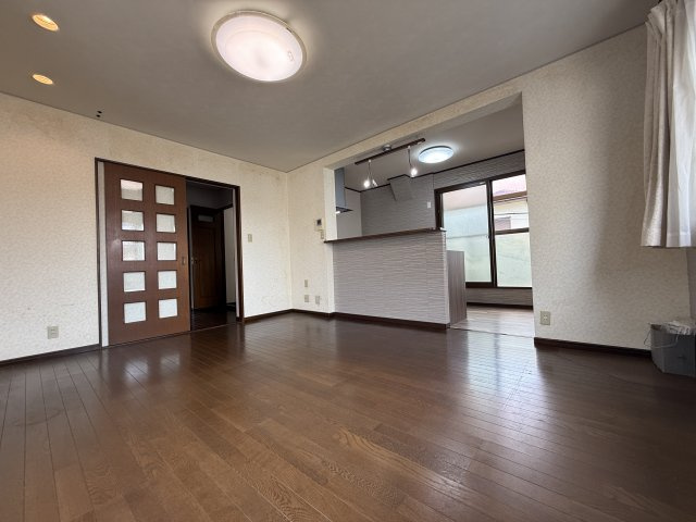豊中市栗ヶ丘町戸建の居間・リビング|明るく広々リビング！家族の笑顔が目に浮かびます！