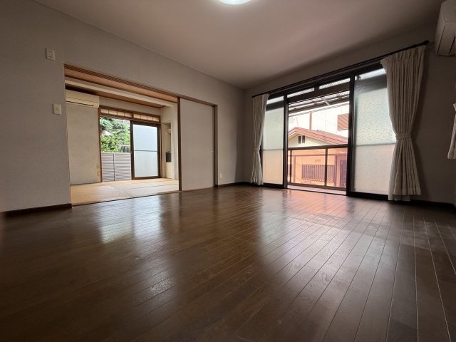 豊中市栗ヶ丘町戸建の洋室|１階洋室10.4帖！広いです！バルコニーと和室にもつながっていて解放感あります！