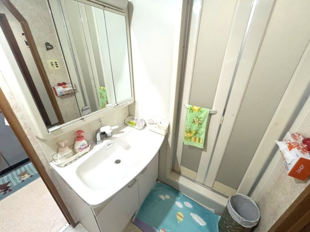 ローズコーポ千里B棟の独立洗面台|独立洗面台、小物を置くことができて便利です。