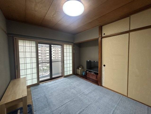 ローズコーポ千里B棟の和室|６帖の和室です。日当たりもよく、ゆっくりくつろいでいただけます。