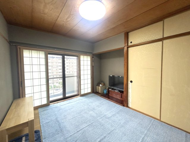 ローズコーポ千里B棟の和室|６帖の和室です。日当たりもよく、ゆっくりくつろいでいただけます。