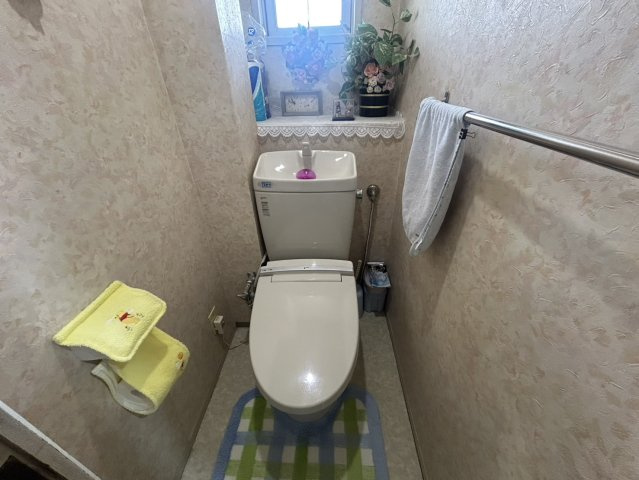 ローズコーポ千里B棟のトイレ|落ち着いた色調のトイレです