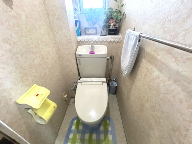 ローズコーポ千里B棟のトイレ|落ち着いた色調のトイレです