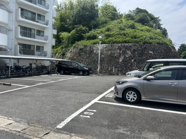 ローズコーポ千里B棟の駐車場