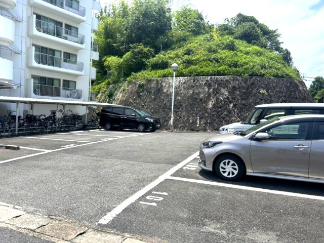 ローズコーポ千里B棟の駐車場