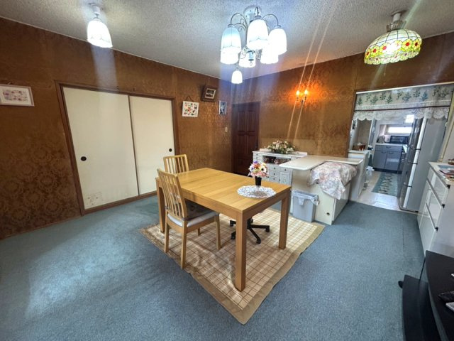 ローズコーポ千里B棟の居間・リビング|約11.3帖のLDKです。照明やクロスにこだわりのある1室です。