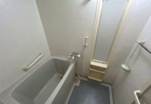 ローズコーポ千里B棟の浴室|※居住中につき、家具消し加工を施しています。現状と相違しますので、現地優先となります。