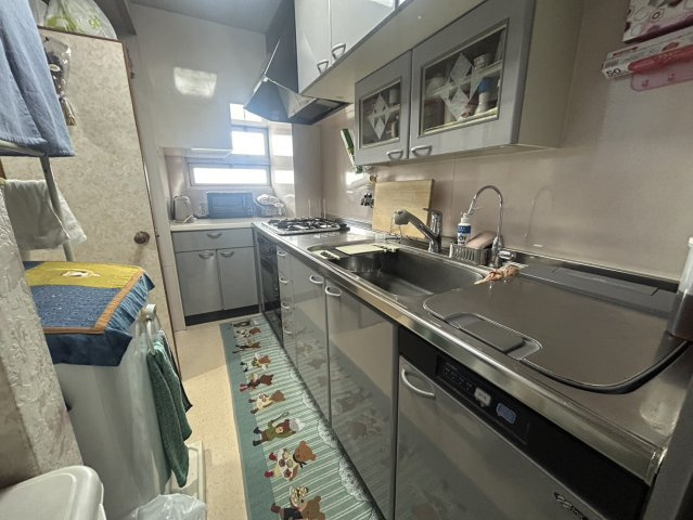 ローズコーポ千里B棟のキッチン|調理場も広く、３口コンロで使いやすいキッチンです。