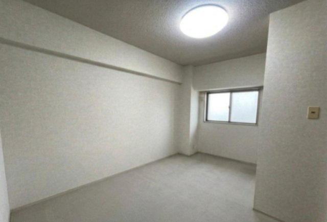 ローズコーポ千里B棟の洋室|※居住中につき、家具消し加工を施しています。現状と相違しますので、現地優先となります。
(北側洋室)