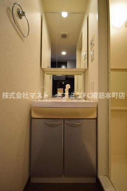 大阪市北区南森町２丁目の賃貸マンションの洗面所