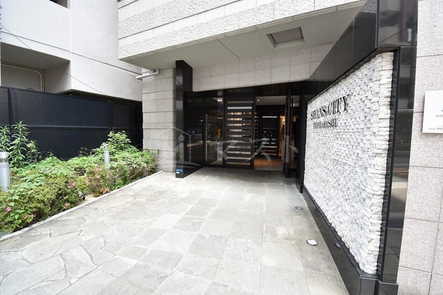 大阪市中央区島町２丁目の賃貸マンションのエントランス