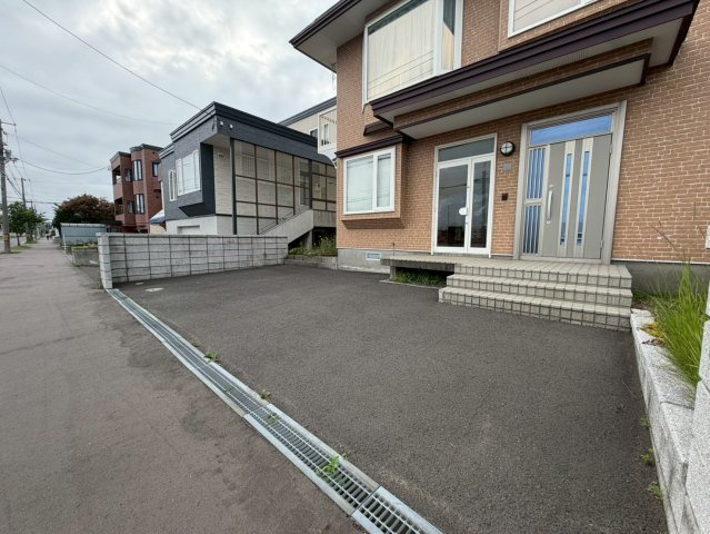 札幌市東区北50条東7丁目1-27の駐車場