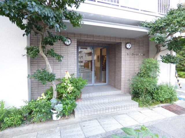 センターヒル岡本のエントランス