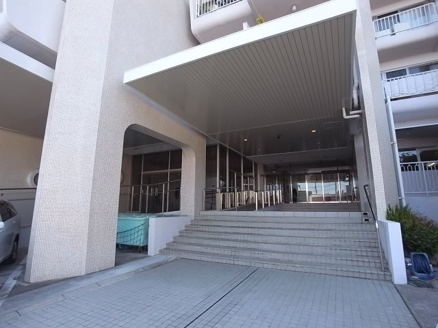 神戸市東灘区岡本６丁目の賃貸マンションのエントランス